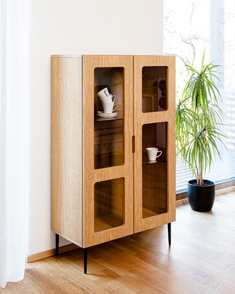 Minimalistisch gestalteter , hochwertiger Vitrinenschrank NOBLE
