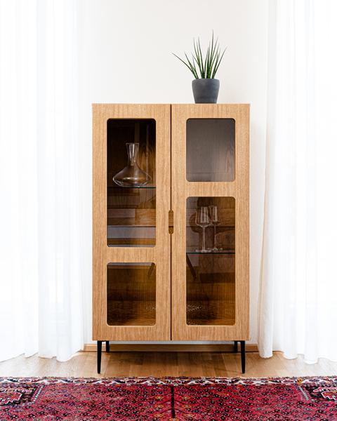 Minimalistisch gestalteter , hochwertiger Vitrinenschrank NOBLE