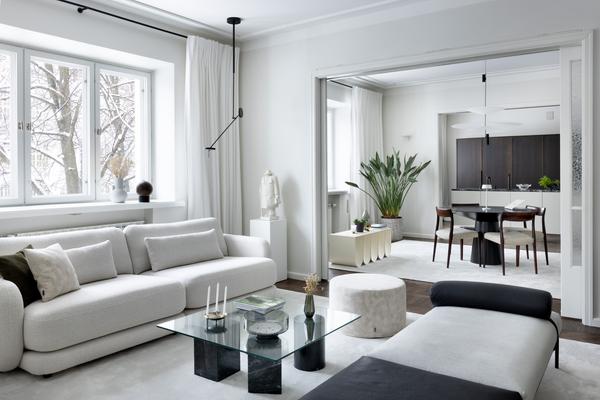 Wohnzimmer skandinavisch einrichten mit hellem 3er-Sofa