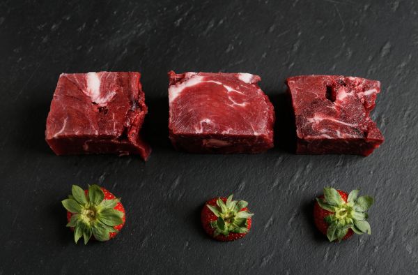 Rindfleisch in Würfeln roh