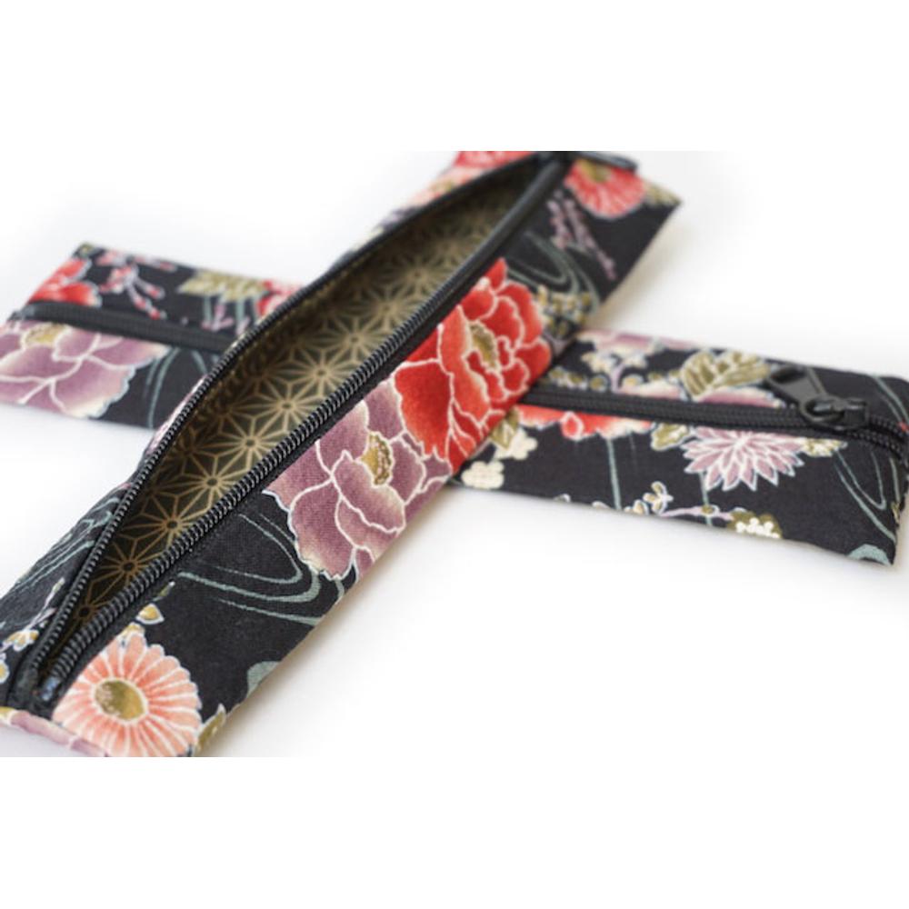 Stiftetui aus japanischem Stoff / Japanese Fabric Pencil Case  | Blüten auf Schwarz / Hanazono Black | Artikelnummer: akiko_hanazono_black