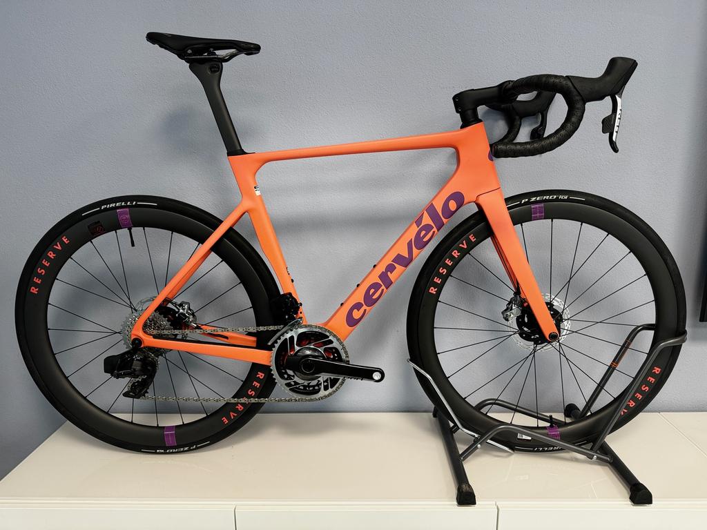 CERVELO Soloist / Gr. 56 cm / Sonderfarbe Tropic Sunset / SRAM Red AXS mit Powermeter / RESERVE 42/49 Carbon Laufräder