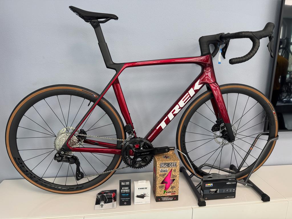 TREK Madone SL 6 Gen 8 / Gr. M / Shimano 105 DI2 / Bontrager Carbon Laufräder  / inkl. ZR SEASON PACKAGE