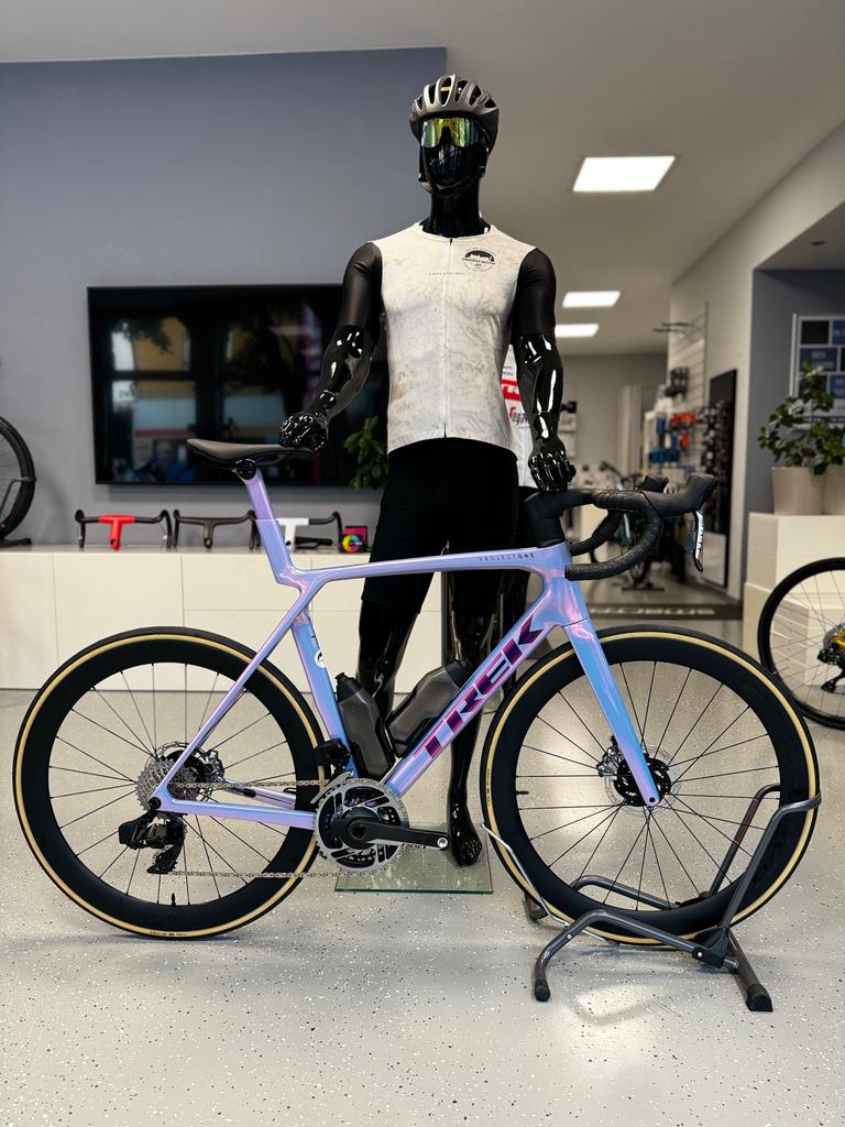 TREK Madone SLR 8 AXS Gen 8 / Gr. L / Tête de la Course / SRAM RED AXS Powermeter / Bontrager Aeolus Pro 51