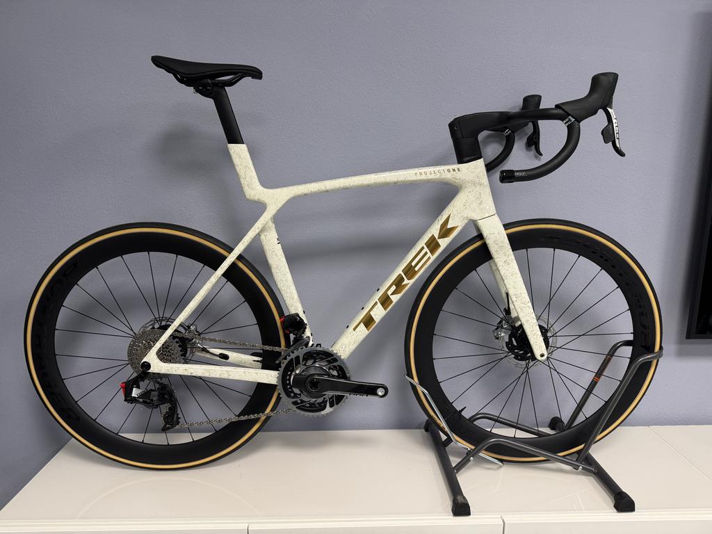 TREK Madone SLR 8 AXS Gen 8 / Gr. M/L / Era White / Supernova Marble / SRAM RED AXS Powermeter / Bontrager Aeolus Pro 51