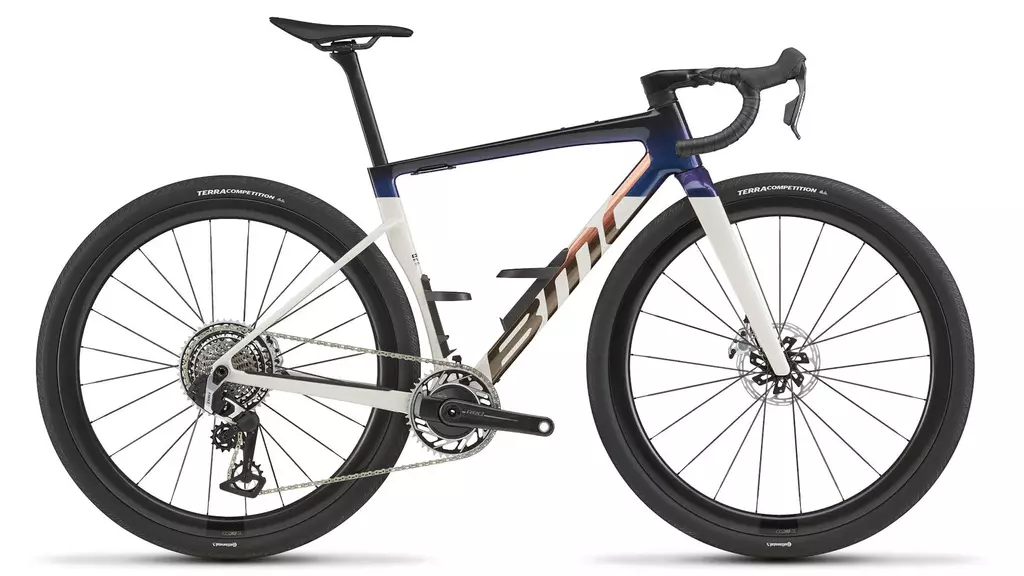 BMC Kaius 01 ONE / Gr. 56 cm / Kupferweiß - Donnerblau / SRAM Red XPLR AXS Wide E1 Powermeter / 2027