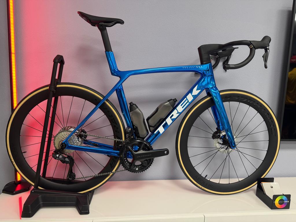 TREK Madone SLR 7 / Gr. M/L / Chroma Sapphire / Shimano Ultegra DI2 / Bontrager Aeolus Pro 51 / Project One / 2026
