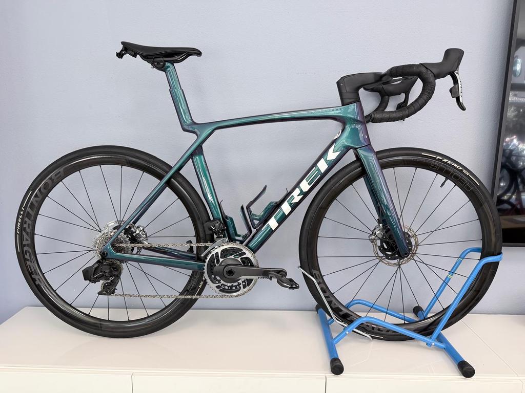 Trek Madone SLR 8 AXS / Gr. M-L / Farbe: SIG / SRAM RED AXS Powermeter / Bontrager Aeolus Pro 37V / Testbike
