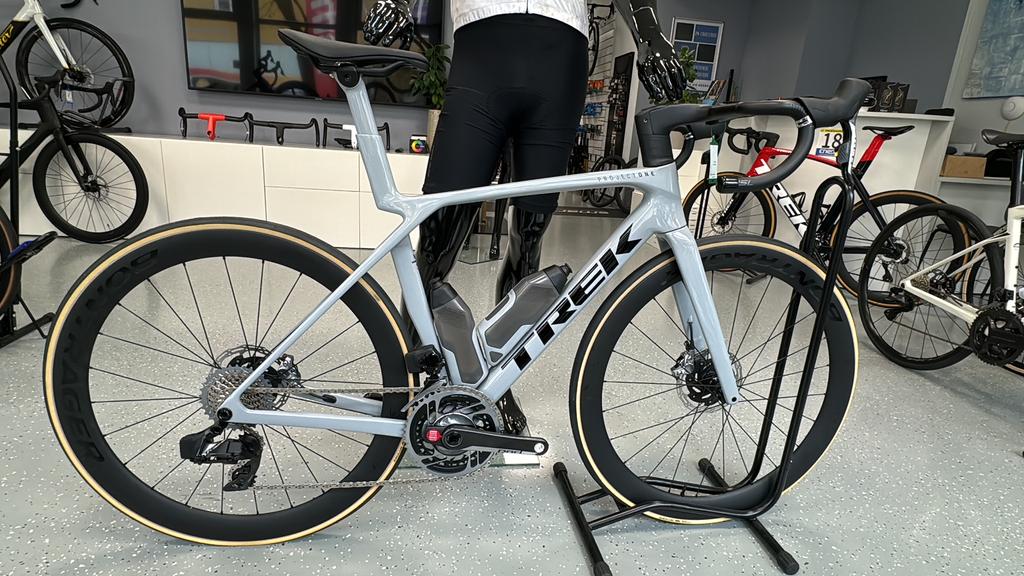 Trek Madone SLR 8 AXS / Gr. M / Farbe: Gravel / SRAM RED AXS Powermeter / Bontrager Aeolus Pro 51