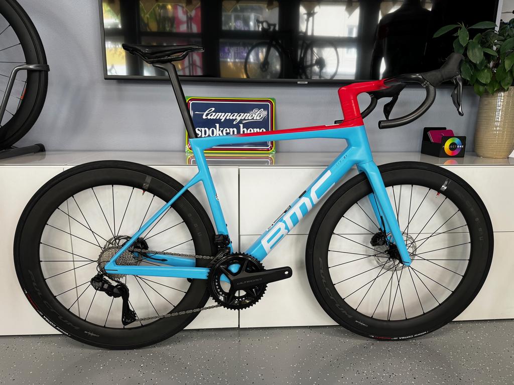 BMC TEAMMACHINE SLR01 THREE + / Gr. 54 cm / Fulcrum Speed 57 / Shimano Ultegra DI2 12-f