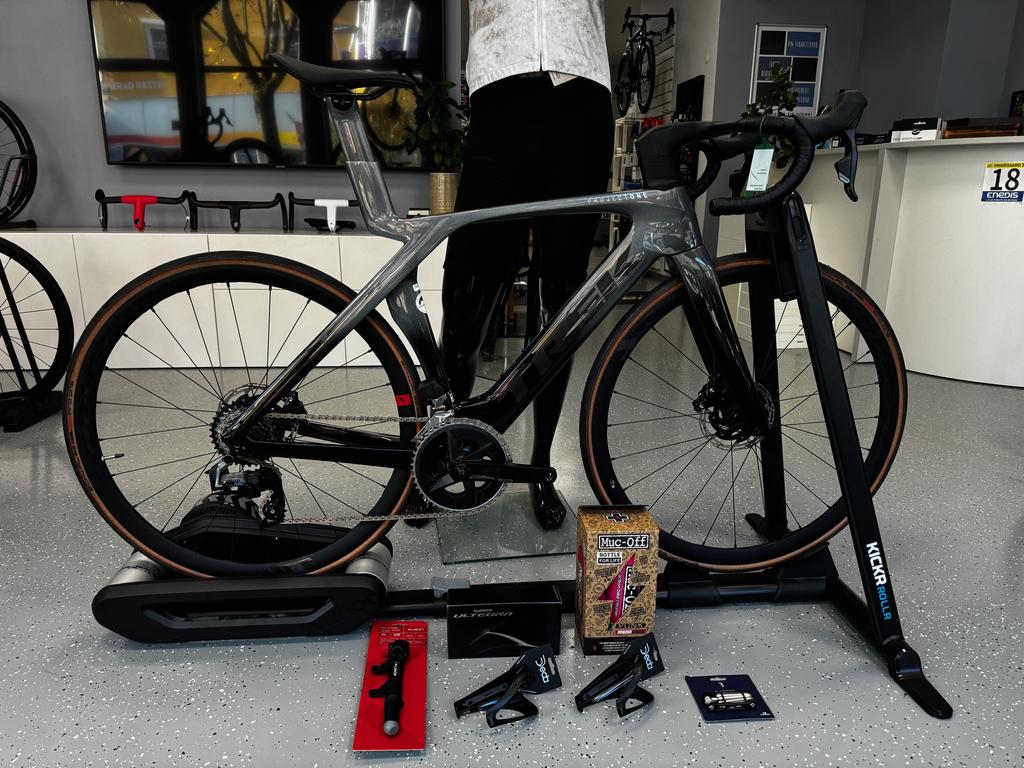 TREK Madone SLR 6 AXS / Gr. 54 cm / inkl. SEASON BUNDLE /  Project One Sonderlackierung Prismatic - Trek Black / Fulcrum Racing 4 Laufräder / Powermeter / Neuwertig