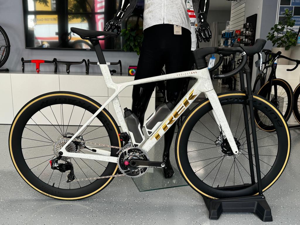 TREK Madone SLR 8 AXS Gen 8 / Gr. M / Era White / Supernova Marble / SRAM RED AXS Powermeter / Bontrager Aeolus Pro 51