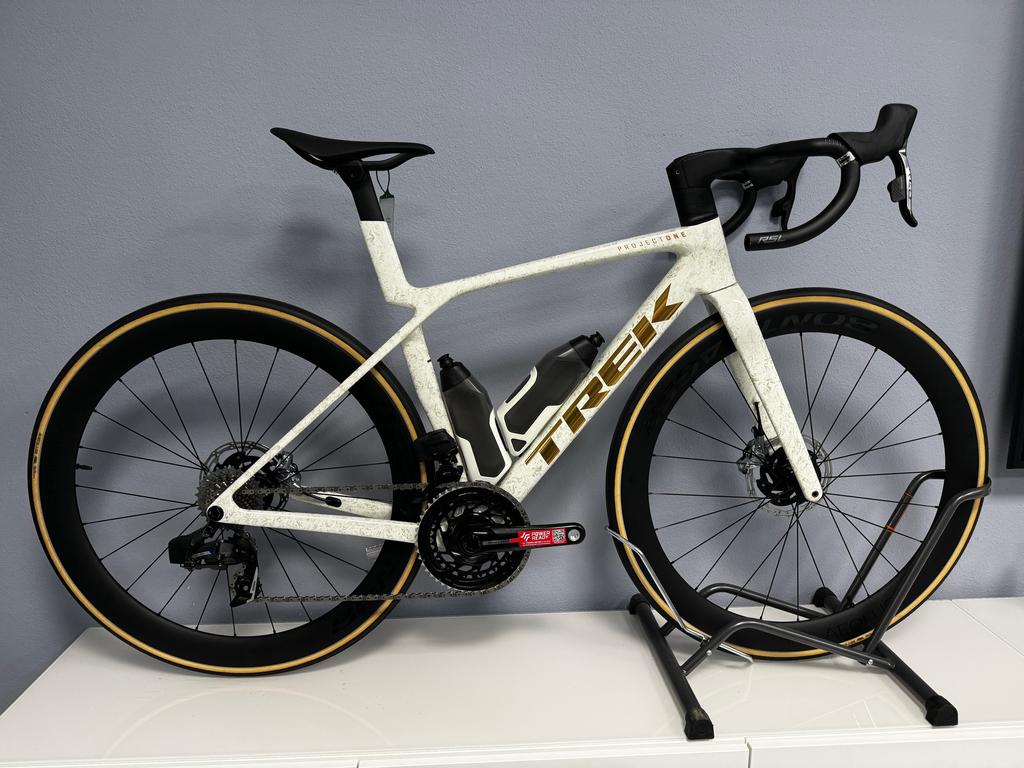 TREK Madone SLR AXS Gen 8 / Gr. S / Era White / Supernova Marble / SRAM Force & Red AXS / Bontrager Aeolus Pro 51 / TESTBIKE