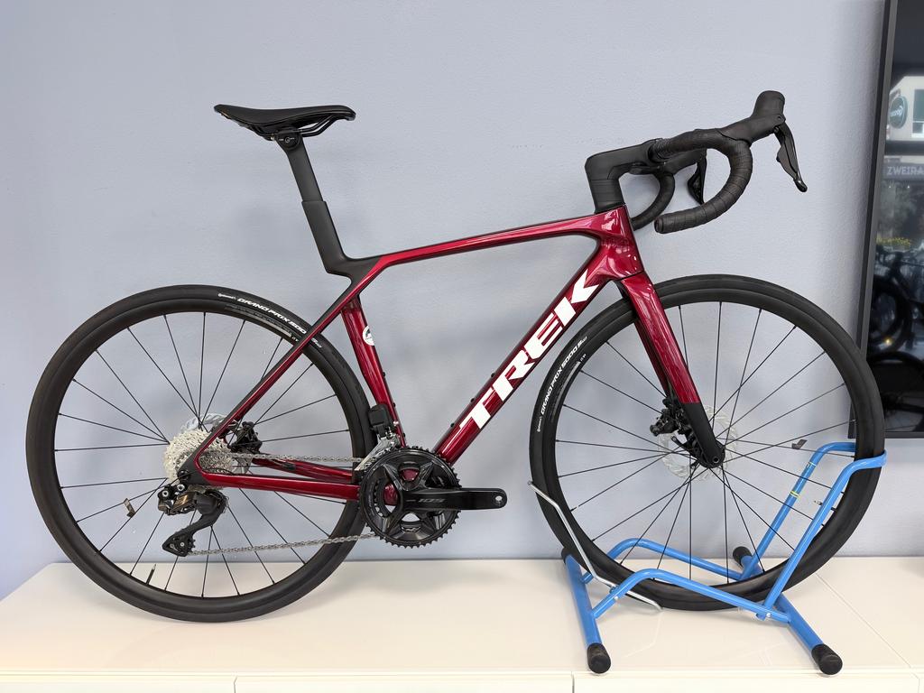 TREK Madone SL 6 Gen 8 / Gr. M / Shimano 105 DI2 / AR27 AL Laufräder / Testbike