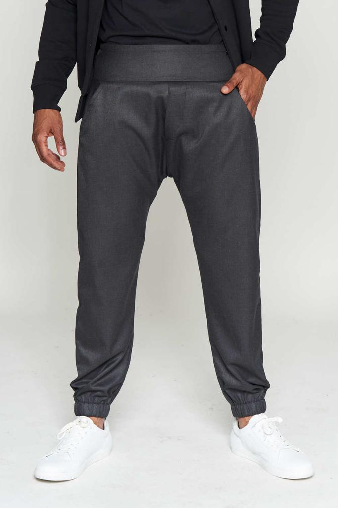 Faire Hose mit tiefem Schritt aus dunkelgrauem Bambusstoff von LUMEN ORGANIC