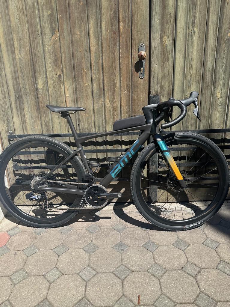 BMC Kaius 01 TWO / Carbon Black / Brushed Blue / Gr. 47 / SRAM Force AXS Powermeter 12-fach / TESTBIKE