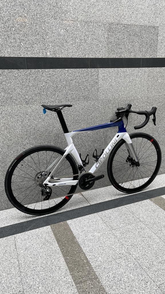 Cipollini NK1K / RH L / SRAM Rival AXS / MY22 / White pearl / Silver / Cobalt blue Shiny