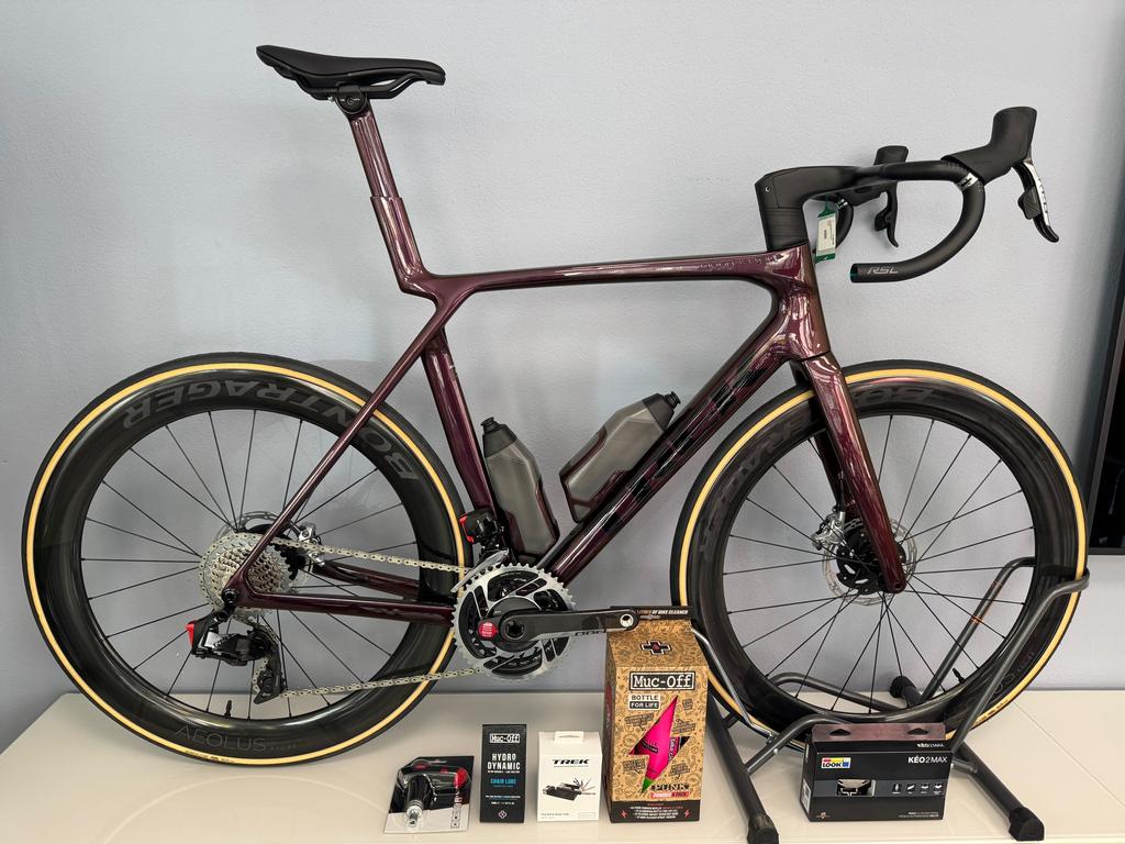 TREK Madone SLR 8 AXS Gen 8 / Gr. L / Axinite Flip / Trek Black / SRAM RED AXS Powermeter / Bontrager Aeolus RSL 62 / inkl. kostenlosem ZR SEASON PACKAGE