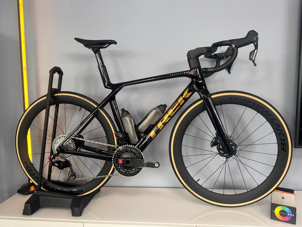 TREK Madone SLR AXS Gen 8 / Gr. M / Deep Smoke - Chroma Gold / Project One / SRAM Force AXS Powermeter / Bontrager Aeolus Pro 51