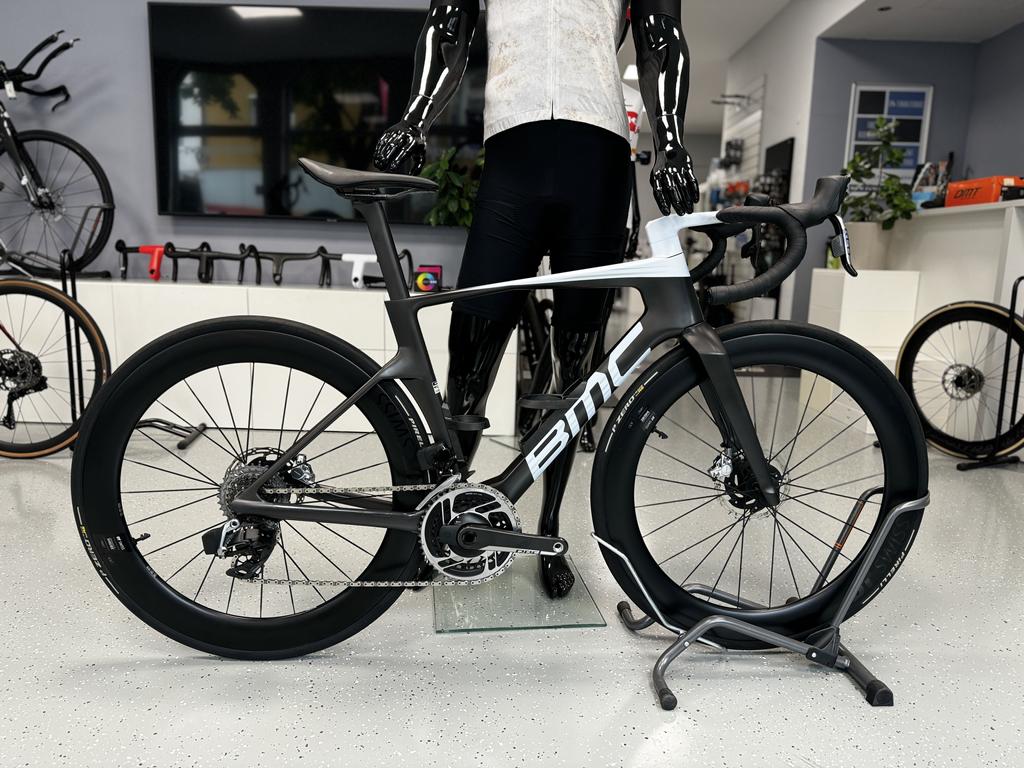 BMC Teammachine R 01 LTD / Gr. 51 cm / SRAM Red AXS inkl. Powermeter / DT Swiss ARC 1100 / Keramiklager
