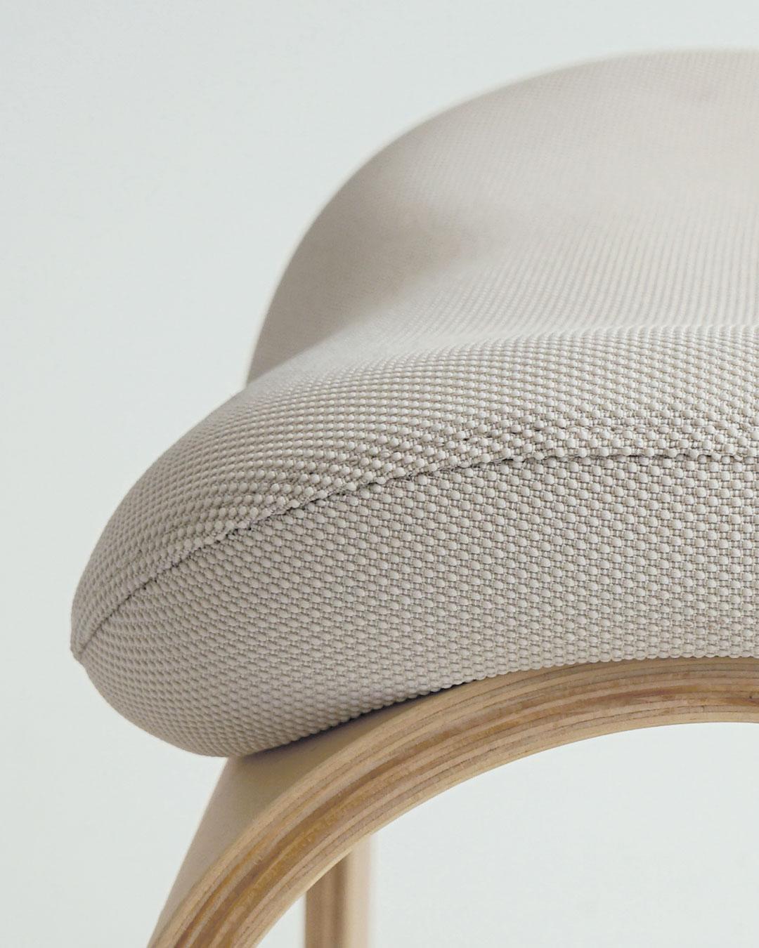 Hocker Muista in creme ergonomisch