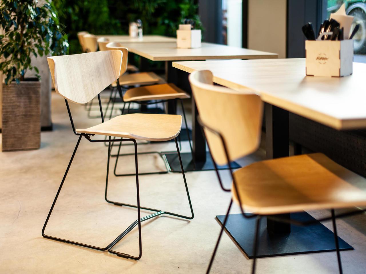 Stuhl für Esszimmer aus Holz mit Metallfüßen kaufen