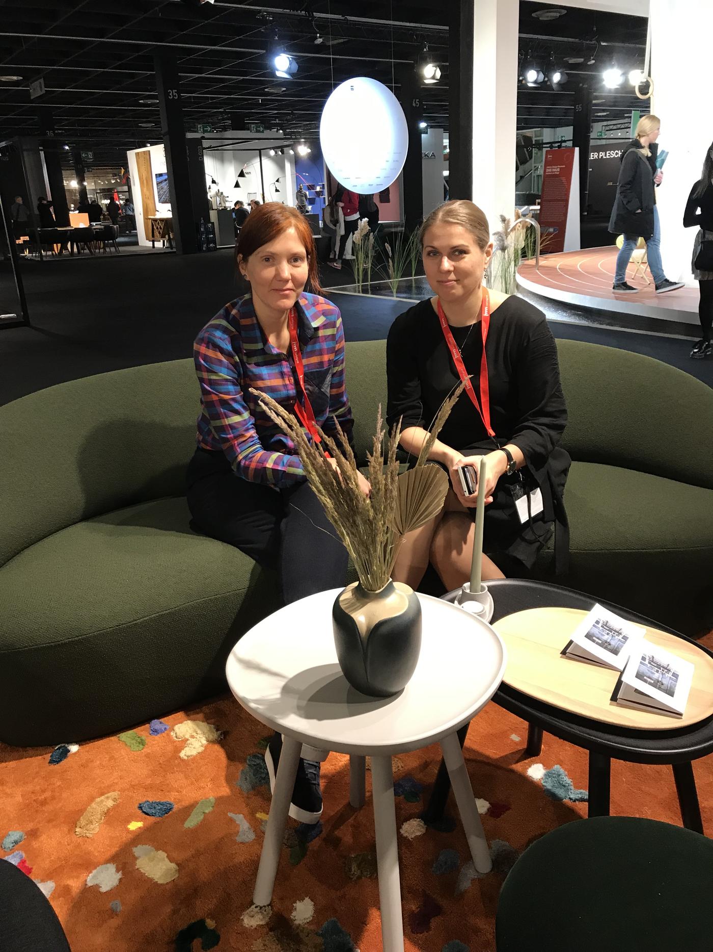 Gründerin des Baltic Design Shops Brigitta Ziegler mit Inga Markovska-Malinauskė von EMKO auf dem Sofa NAÏVE