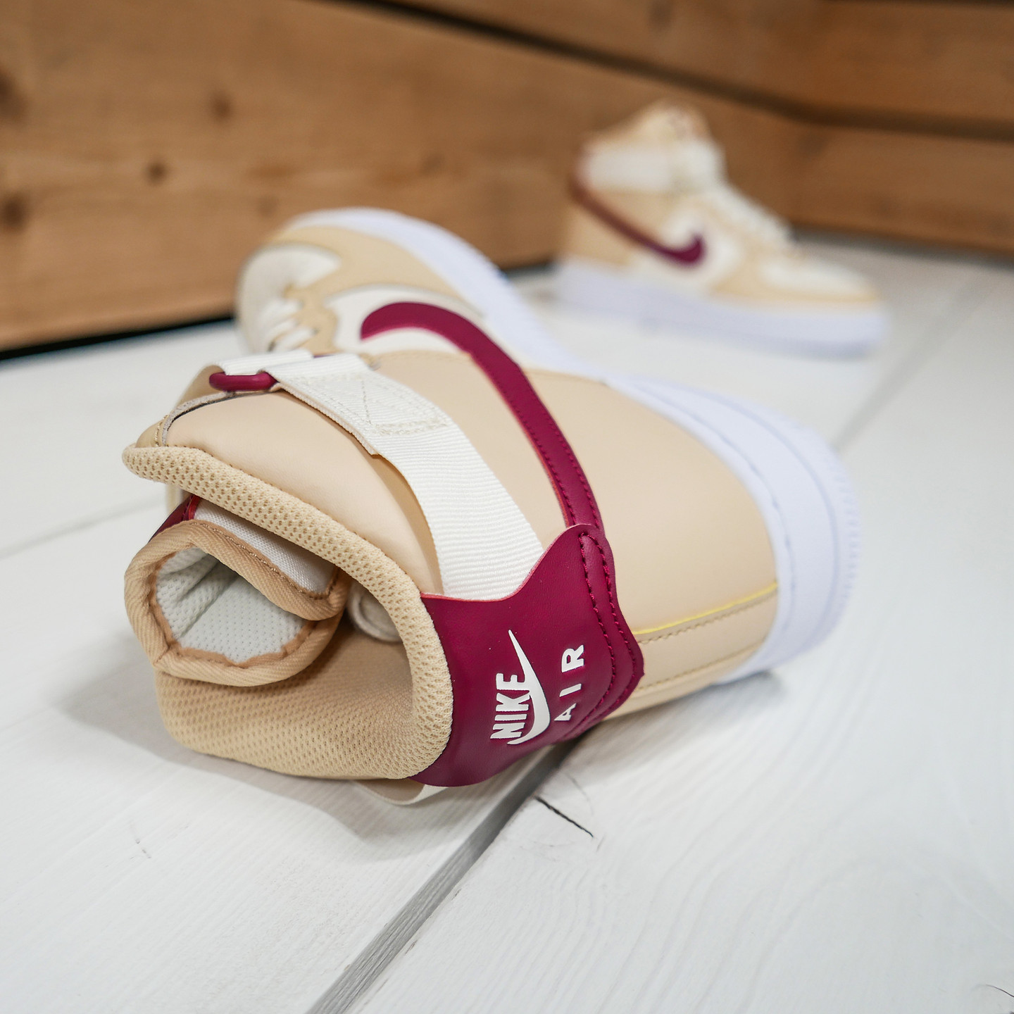 Nike Wmns Air Force 1 High White Onyx / Noble Red / Pale Ivory / White 334031-200-40.5