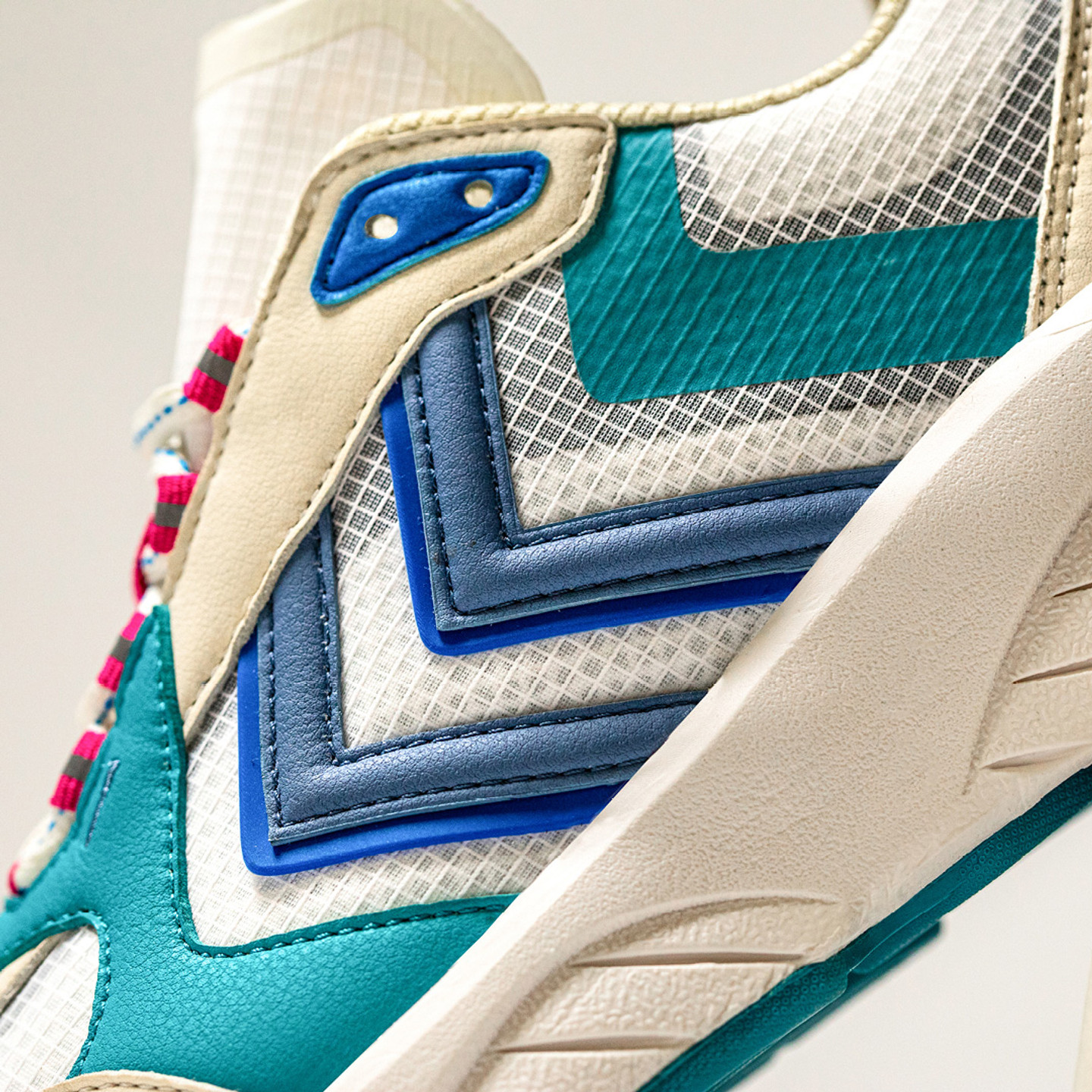 Hummel Reach LX 6000 Archive Off White / Teal / Pink 209011-9109-46