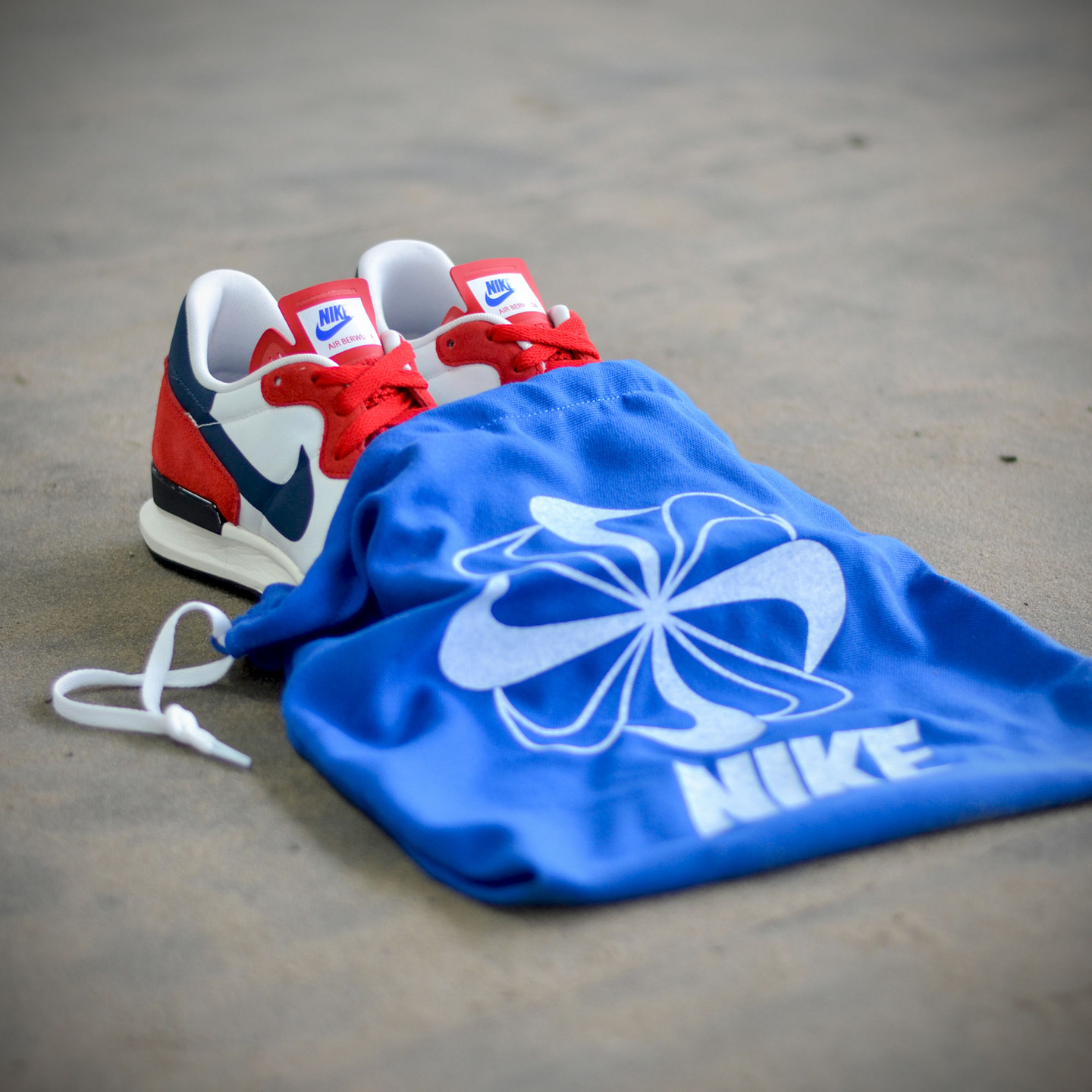 Nike Air Berwuda University Red / Squadron Blue / Summit White 555305-601-42