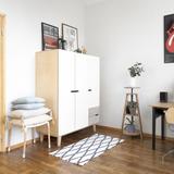 Kleiderschrank aus Massivholz weiß minimalistisches Design