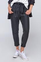 Karottenhose mit Nadelstreifen und Bindegürtel