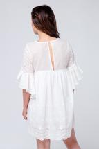 Kleid mit Lochstickerei und Rüschen