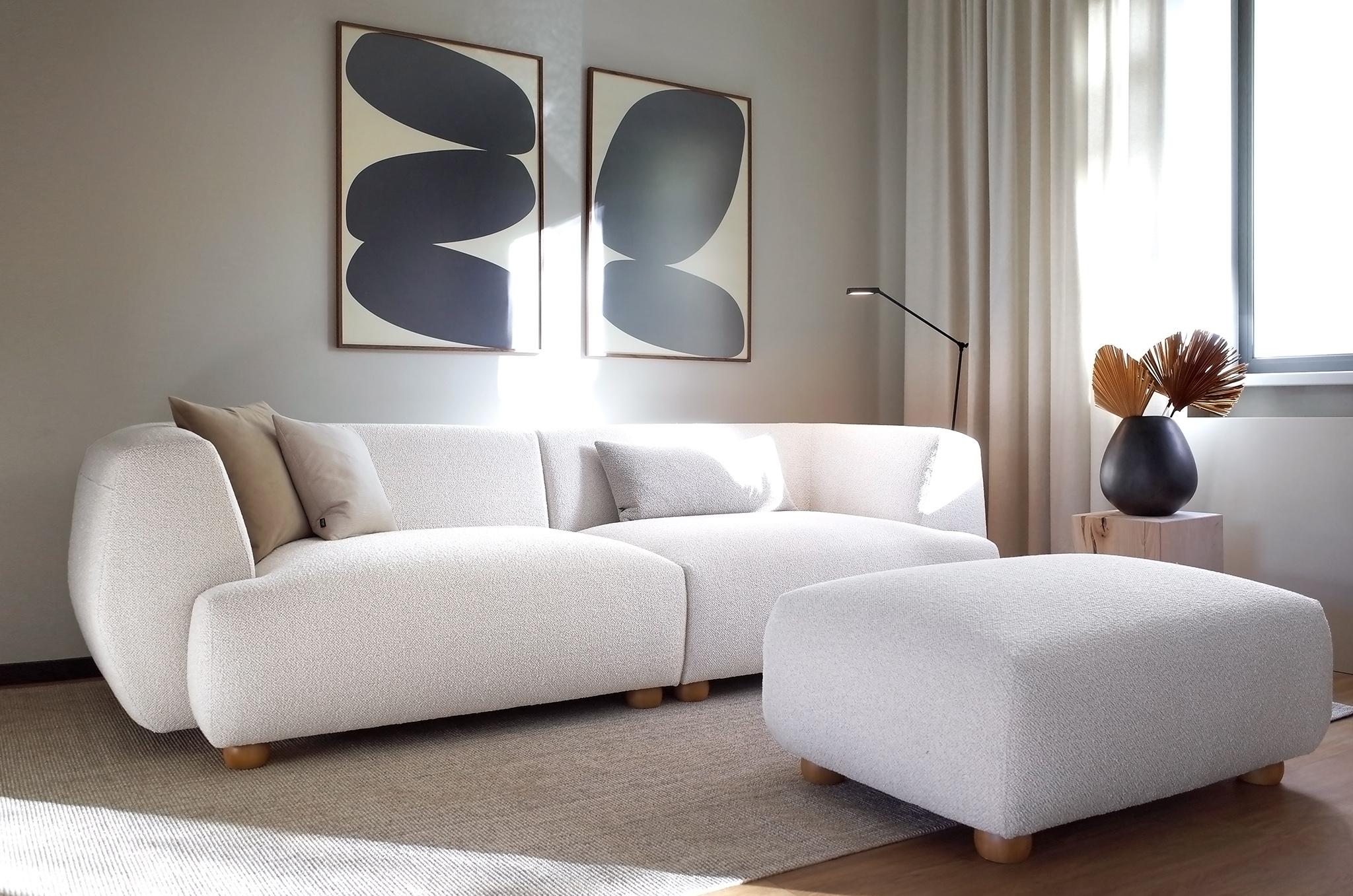 3er-Sofa im skandinavischen Stil in weiß mit Hocker