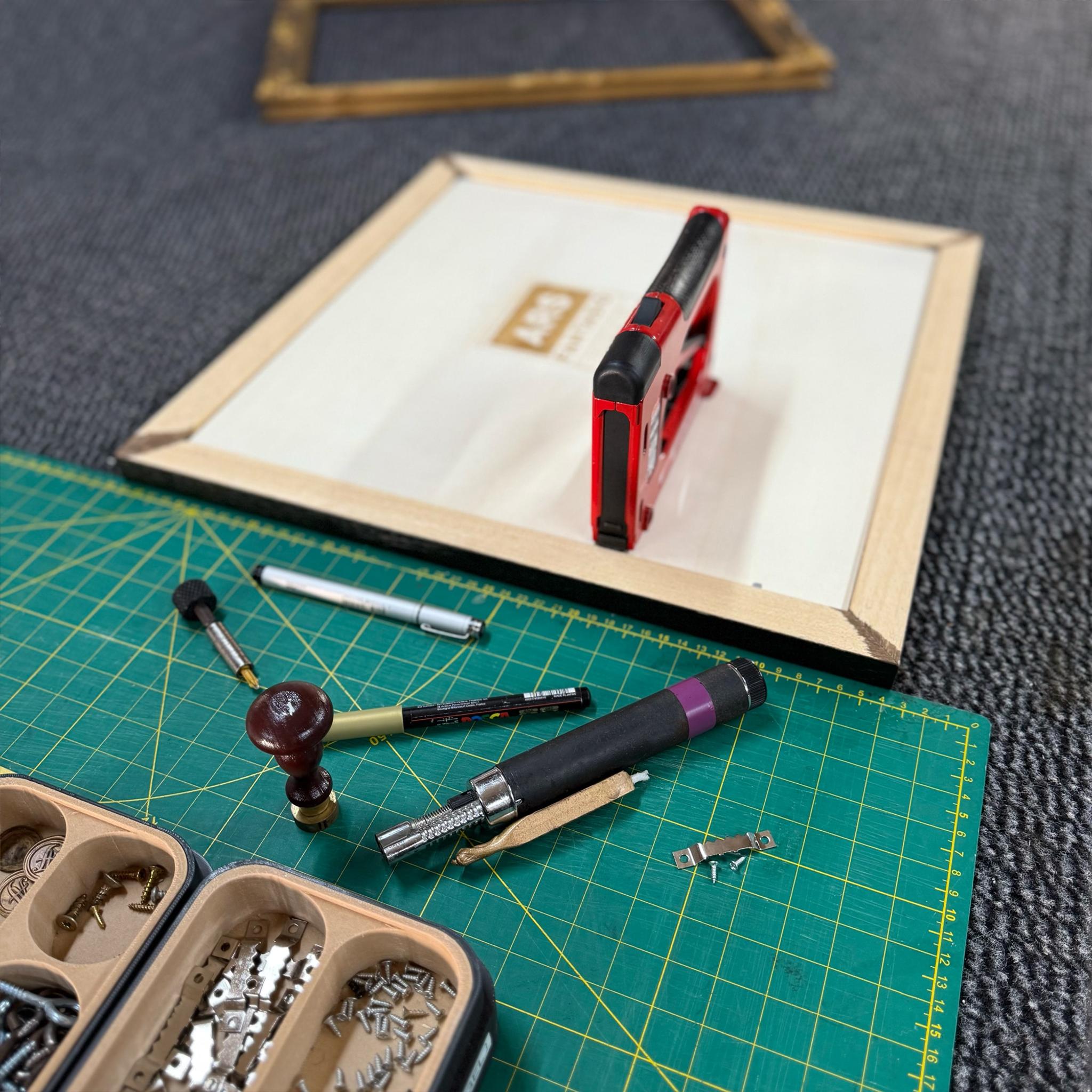 Milkshake Serie: EVE / "Neo" Gold Edition gerahmtes Leinwandbild