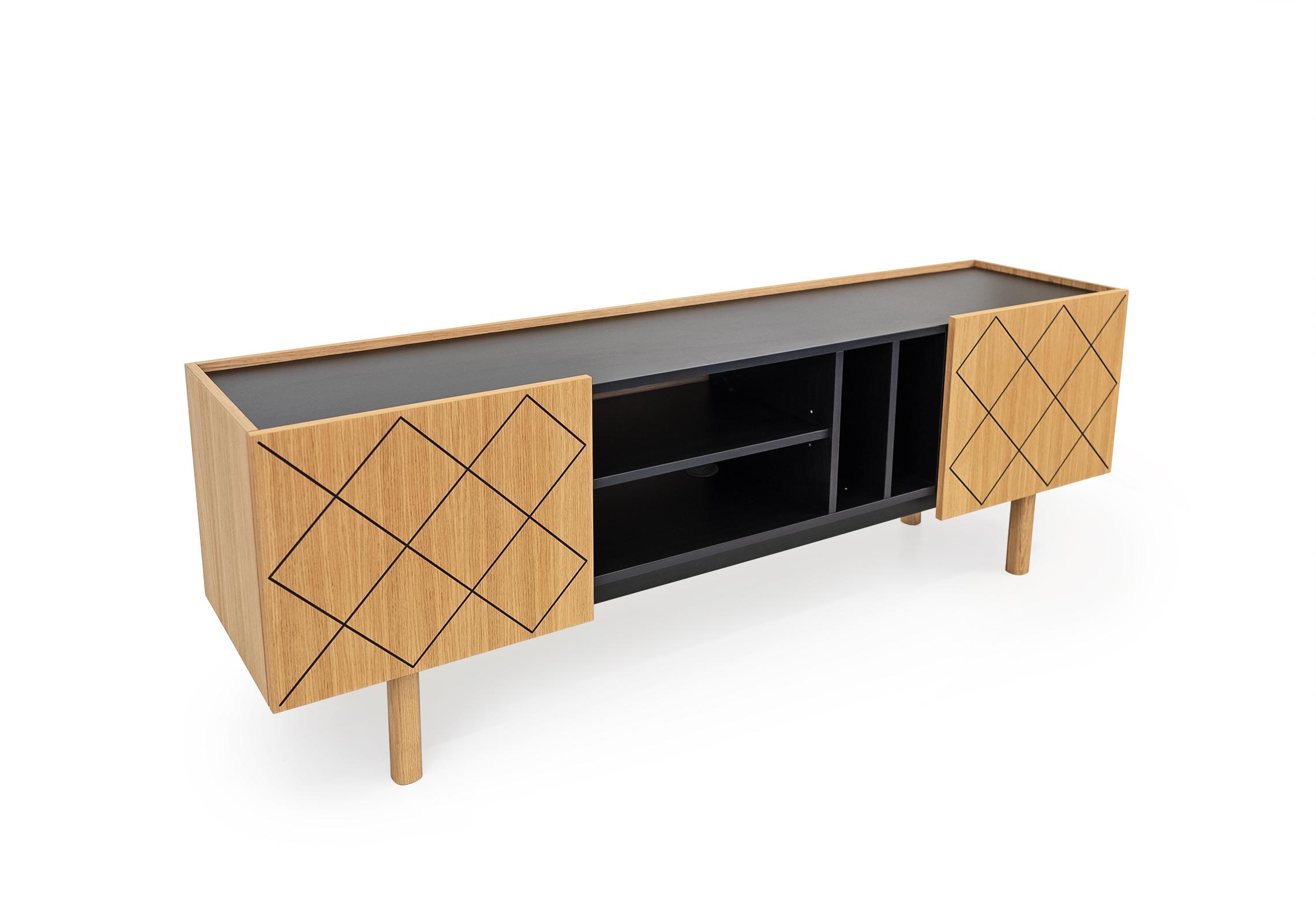 Designer-TV-Board mit dekorativen Türfronten