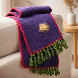 Schal gestrickt lila bunt Fransen grün | gestrickter Schal, gehäkelte Einfassung in rot, gelber Blüte und grünen Fransen von Hand aufgepeppt 100% Polyester | Artikelnummer: 3713-4713-5877