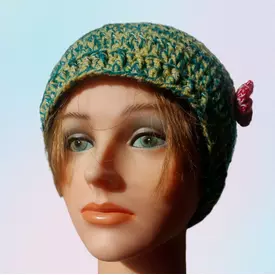 Mütze grün gelb meliert Blume rot | warm gehäkelte Mütze Wintermütze für Damen Frauen und ältere Mädchen mit gehäkelter Blüte in Handarbeit!  | Artikelnummer: 99999