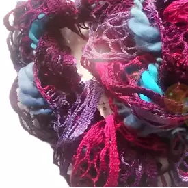 Strickschal Spitze lila magenta türkis | aus buntem Bändchengarn längs gestrickt | Artikelnummer: 1413-5861-2352
