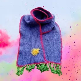 Schal gestrickt lila bunt Fransen grün | gestrickter Schal, gehäkelte Einfassung in rot, gelber Blüte und grünen Fransen von Hand aufgepeppt 100% Polyester | Artikelnummer: 3713-4713-5877