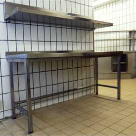 Arbeitstisch mit Ablageboard | Gebrauchtware  | Artikelnummer: 4656-8053-5541