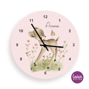 Kinderzimmer Uhr Waldtiere Reh | Leise Wanduhr für Kinder Namen personalisiert | Artikelnummer: 0465-4553-0162 -1