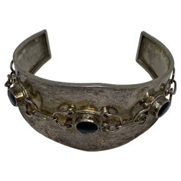 Silberarmreif mit 5 kleinen, schwarzen Opalen