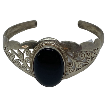 Silberarmreif mit großem schwarzen Opal