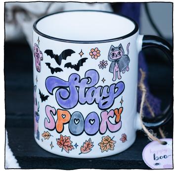 Halloween Tasse Stay Spooky Schwarz  | Wieviele Katzen findest du auf der Tasse? | Artikelnummer: StaySpookyTasseSchwarz