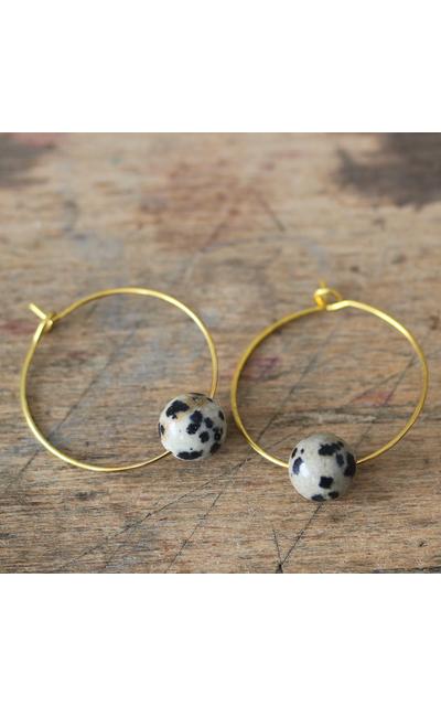 Kreolen mit dalmatiner Jaspis goldig Messing  | Ohrringe für Minimalistin | Artikelnummer: 0019