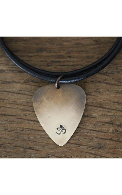 Plektrum Halskette  OM | mit Lederhalsband | Artikelnummer: 0081