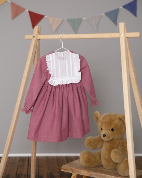 Kleid in Beerenton mit Rüschenbesatz