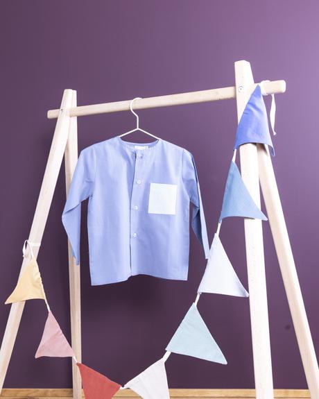 Jungenhemd in rauchblau mit aufgesetzter Tasche in mint