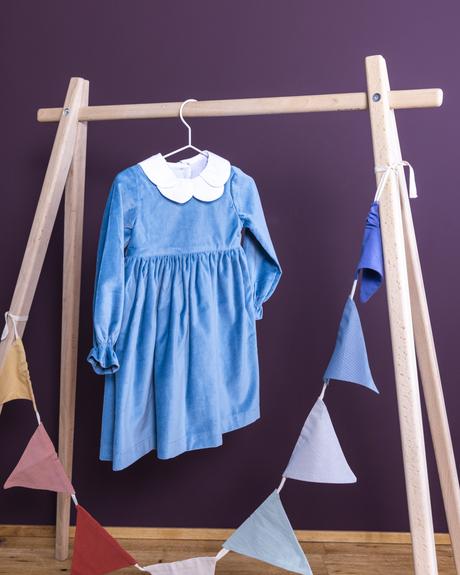 Kleid aus rauchblauem Samt